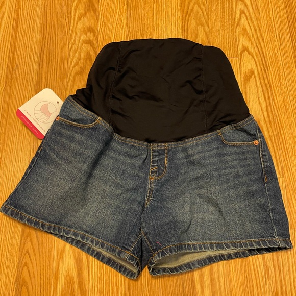 Isabel maternity shorts with crossover panel - Picture 1 of 5